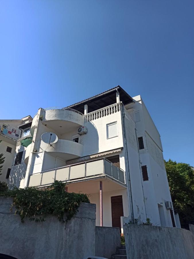 Two-bedroom apartment with parking and sea view - B&B Bečići