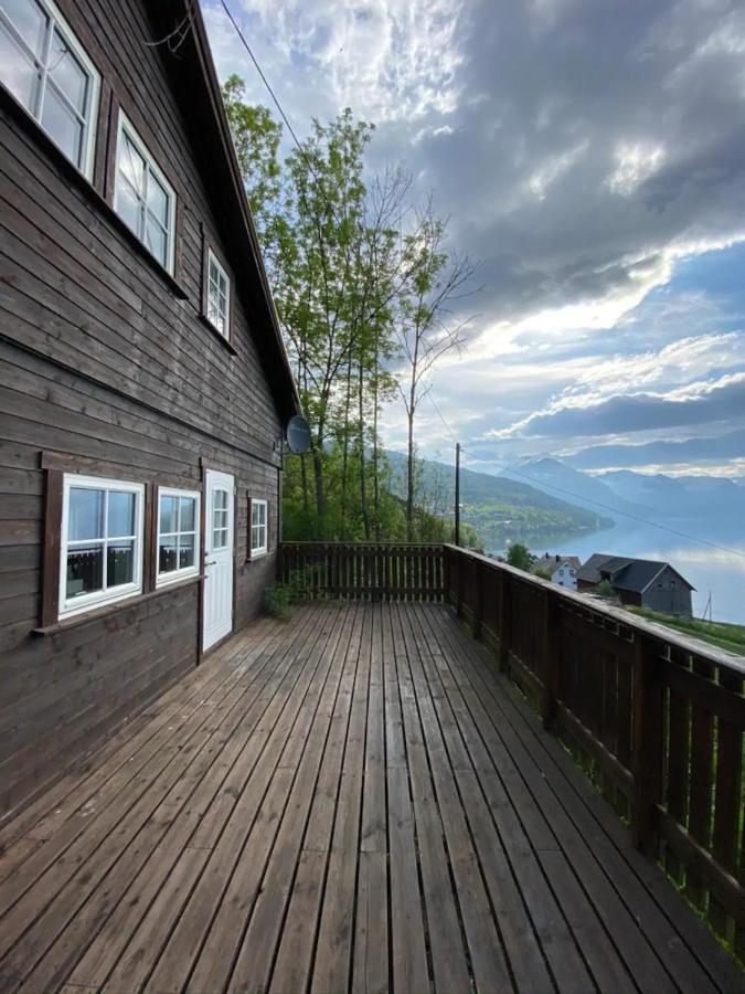 B&B Stryn - Stryn - Faleide -hytte med fjord og fjell utsikt - Bed and Breakfast Stryn