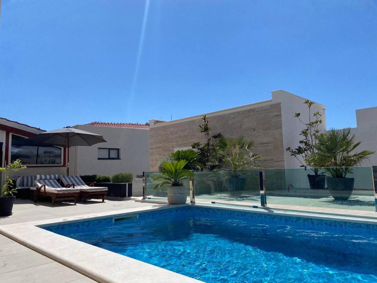Apartment with Pool View 