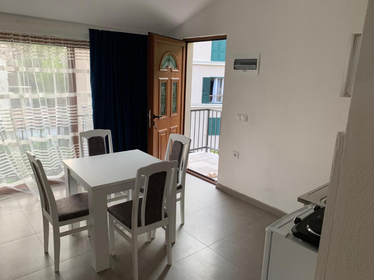 Estudio con cama extragrande y sofá cama