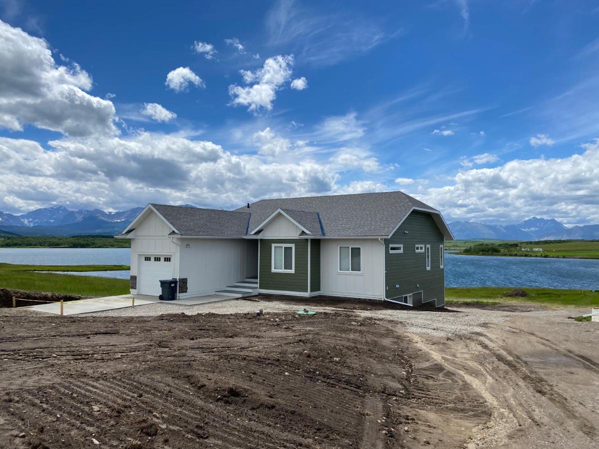 Thistle Ridge (Lower) New Waterton Lakes Area Waterfront Home - B&B Mountain View