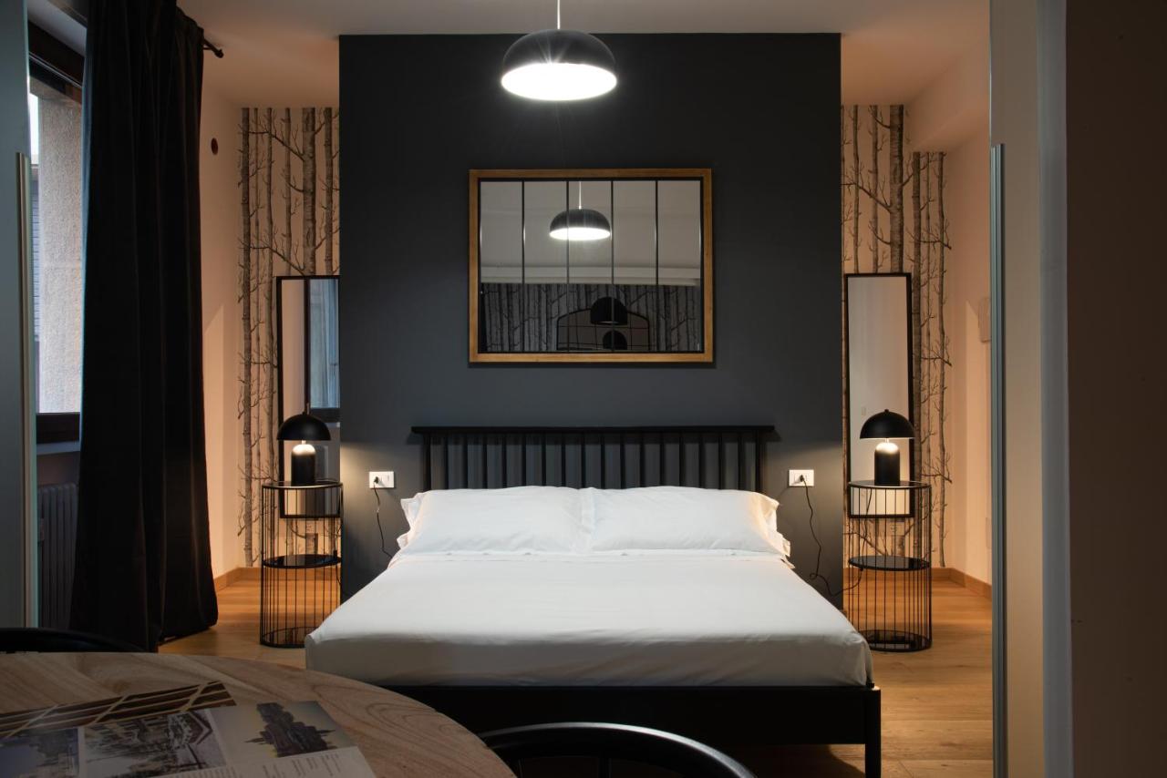 Suite con cama grande y balcón