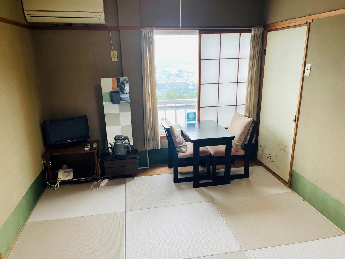 Standard Twin Room with Shared Bathroom