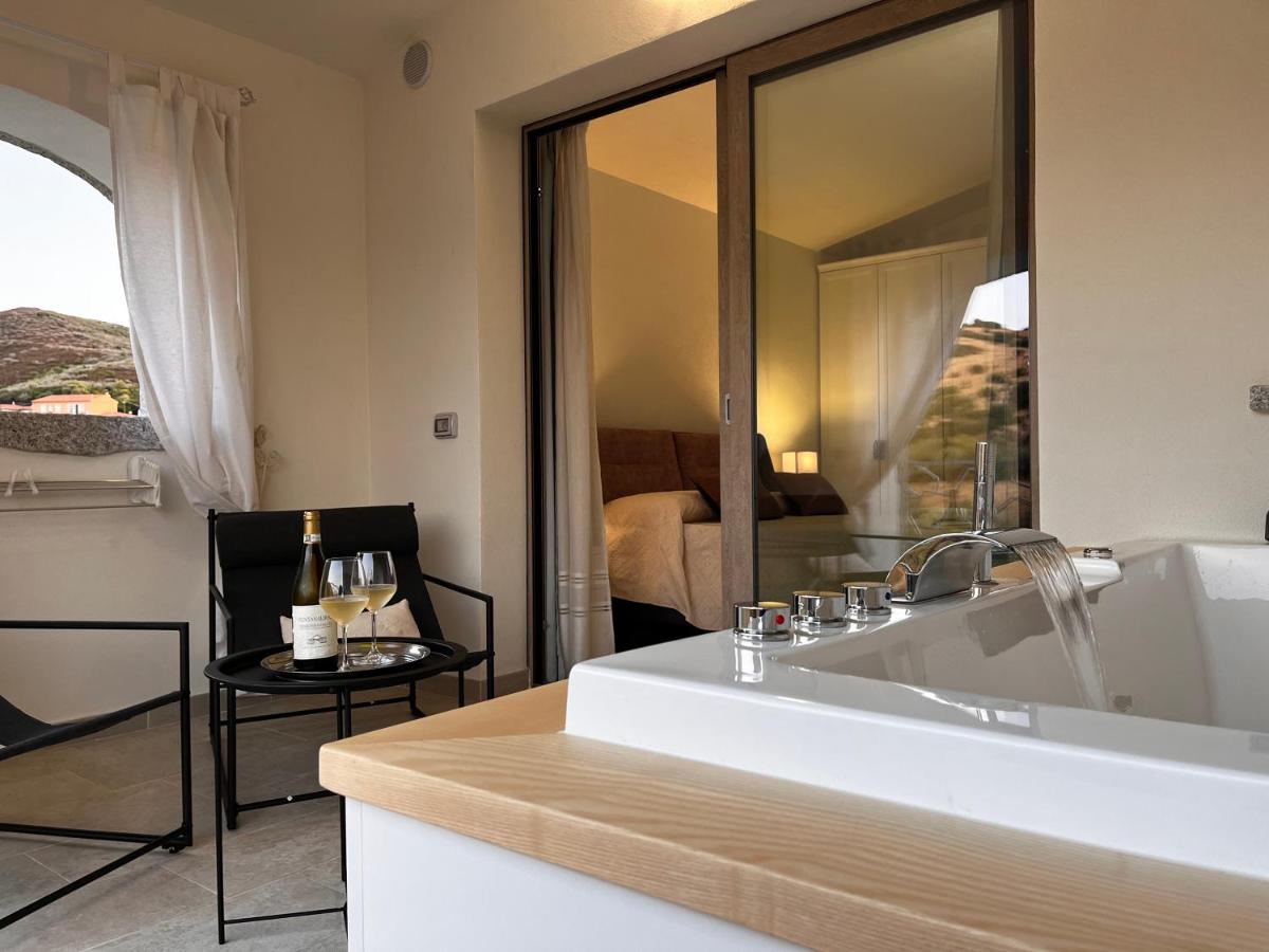 Zimmer mit Queensize-Bett und Whirlpool-Badewanne