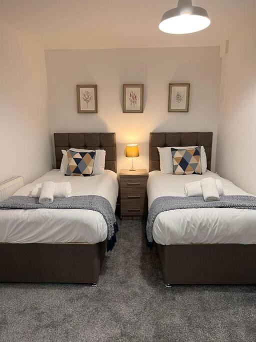 B&B Merthyr Tydfil - Bridge Place - Spacious home with plenty of beds! - Bed and Breakfast Merthyr Tydfil