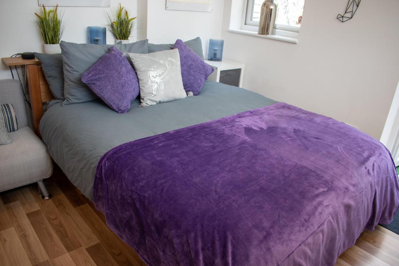 121 Studio - Central Studio Apartment, Terrace & Full Kitchen - Airport & Train Shuttle - B&B Bishop's Stortford
