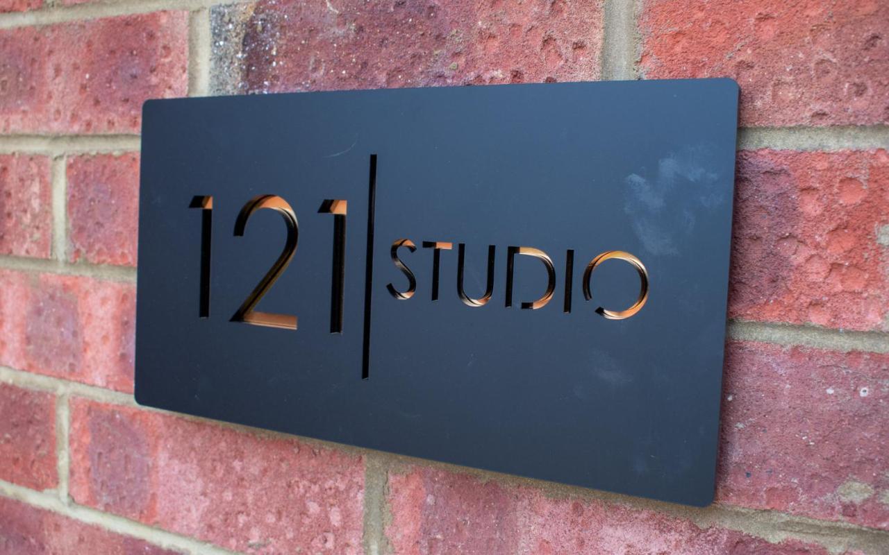 121 Studio - Central Studio Apartment, Terrace & Full Kitchen - Airport & Train Shuttle - B&B