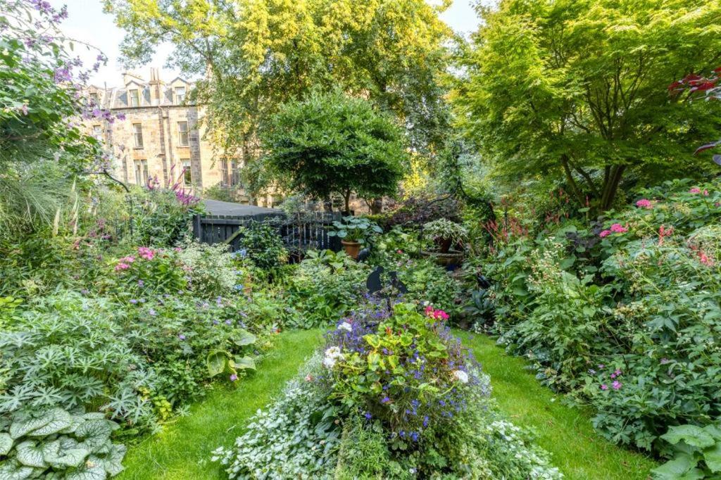 Beautiful Double Room in Idyllic West End Townhouse - B&B