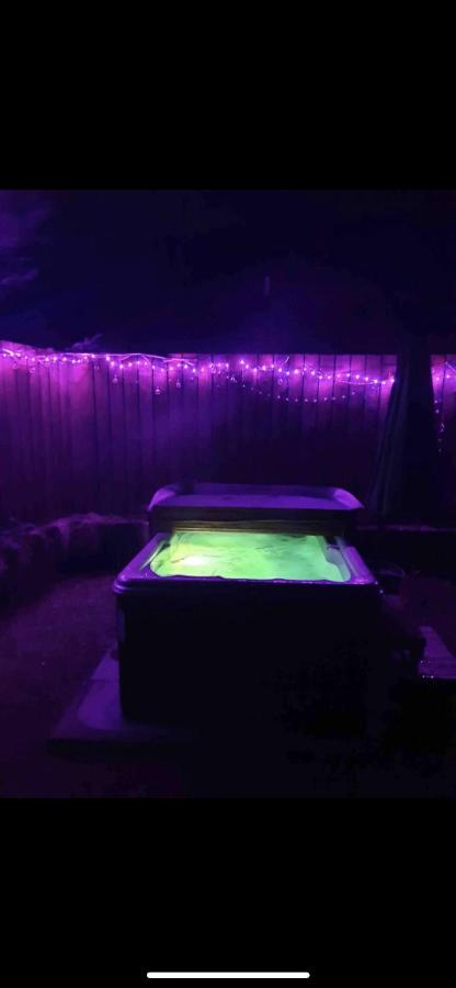 Bankhead Accommodation with Hot Tub in Aberdeenshire - B&B
