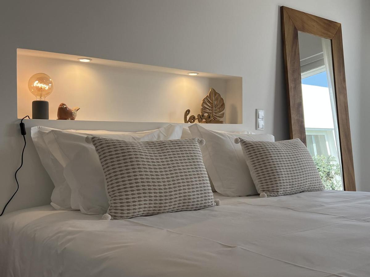 Habitación con cama grande y vistas al jardín