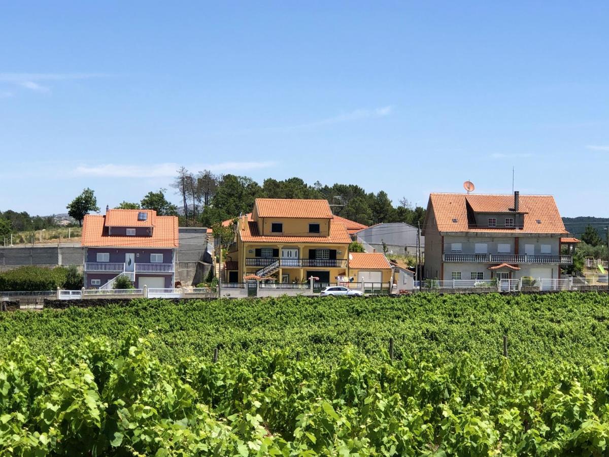 Charming House in Cortiçada with Balcony and Mountain View - B&B Cortiçada