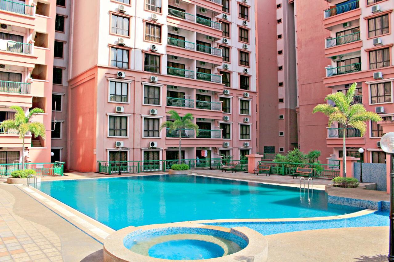 B&B Kota Kinabalu - Marina Court Kota Kinabalu- 6 BEDROOM 4 BATHROOM CONNECTING POOL VIEW APARTMENT Free 3 Parking Beds For 14 Pax - Bed and Breakfast Kota Kinabalu