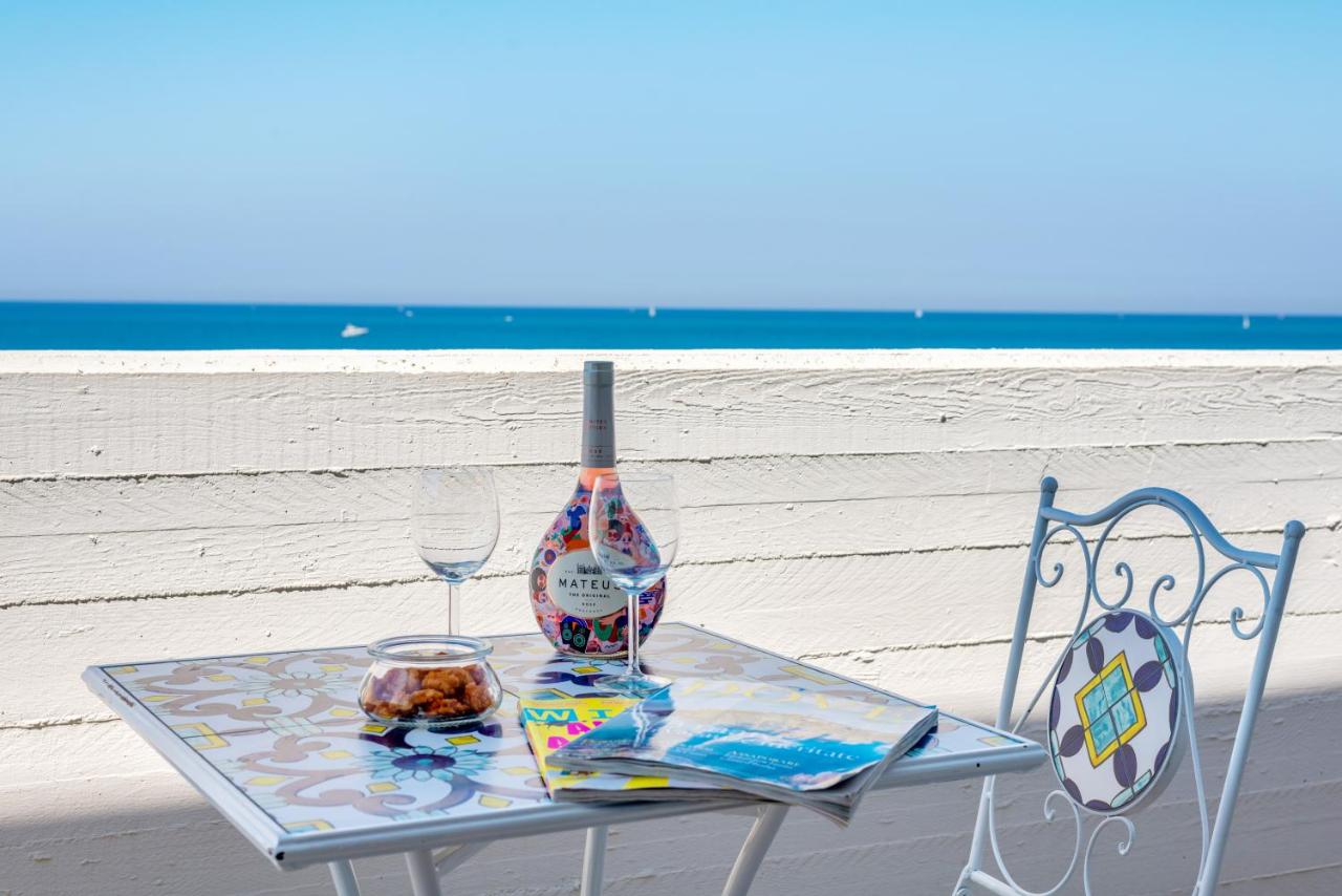 Waterfront Apartment with seaview balcony - B&B