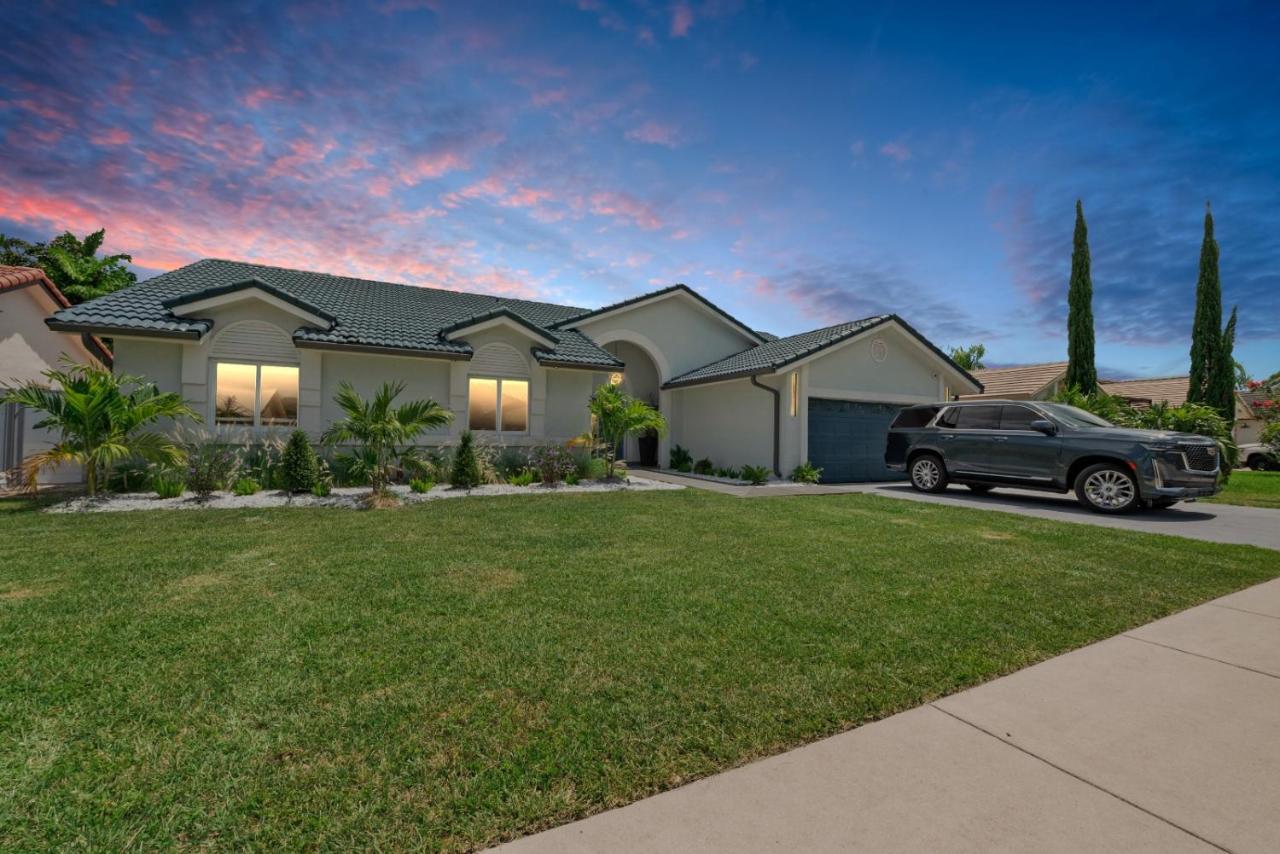 Breezy Oasis with Pooltable, Heated Pool, Golf & Gazeebo L29 - B&B