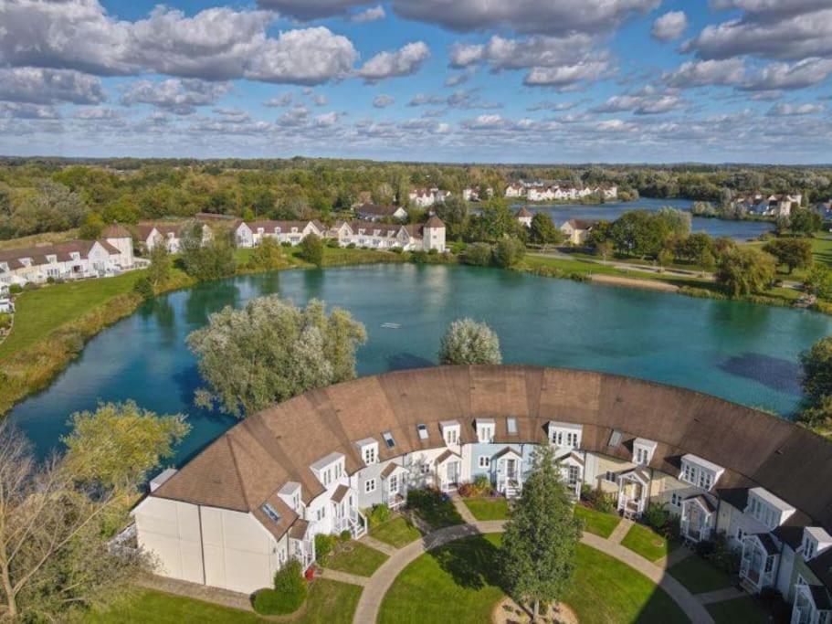 Charming Lake House nature retreat in Cotswold Water Park, South Cerney near Cirencester - B&B