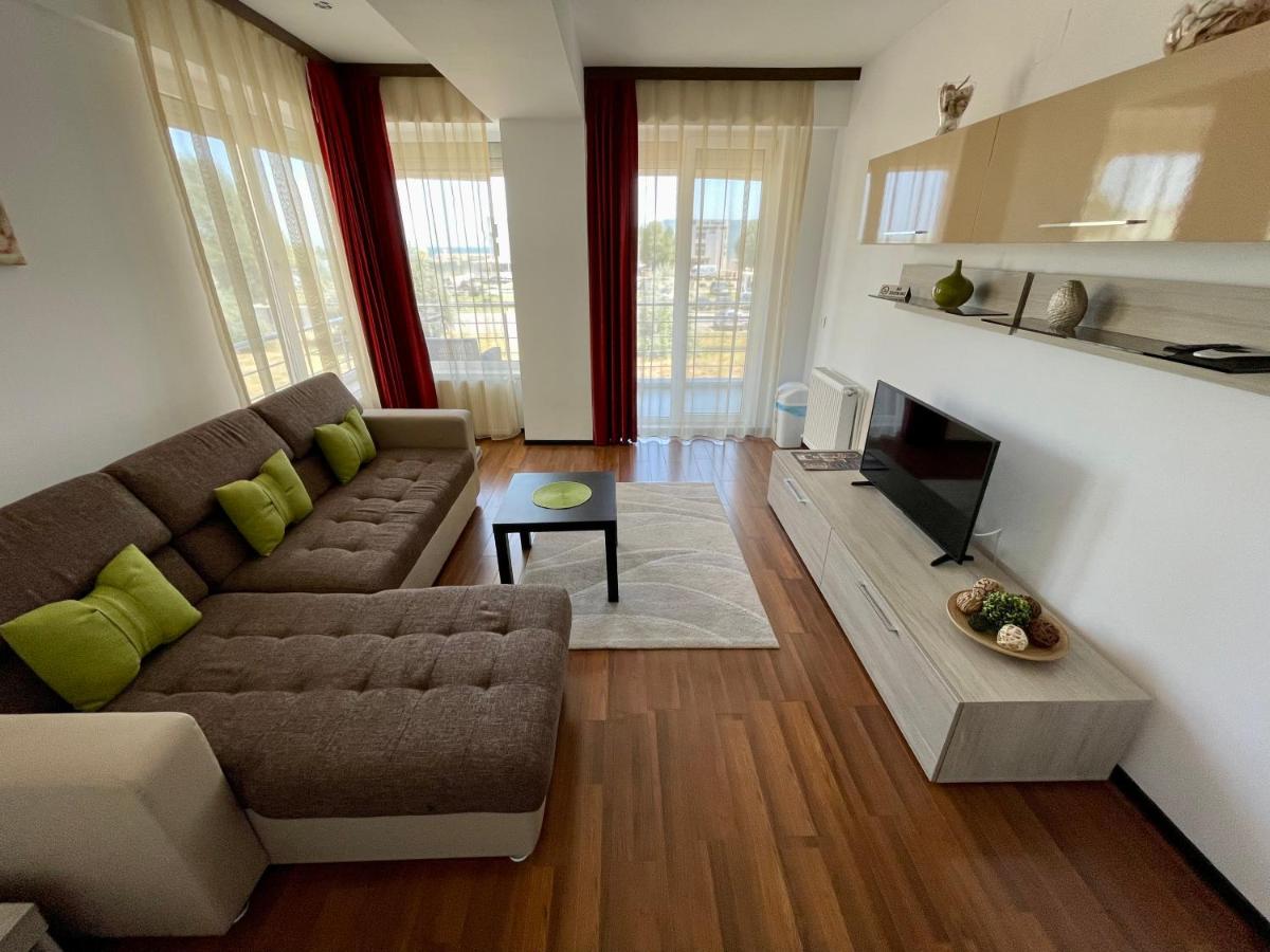 Comar Apartment Summerland Mamaia - B&B