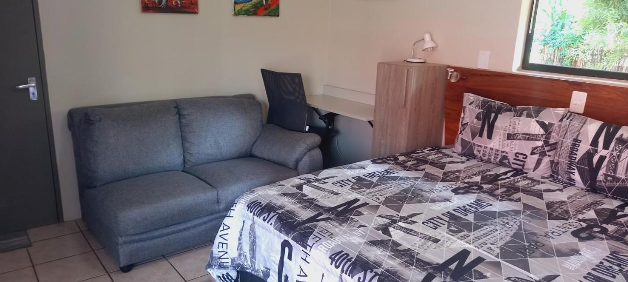 Chambre Lit Queen-Size - Vue sur Piscine