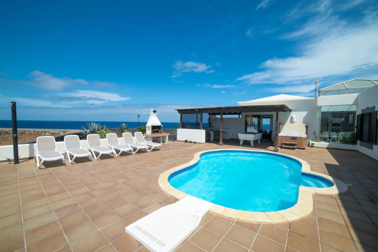 Villa Babel - First Line Seafront Holiday House - B&B