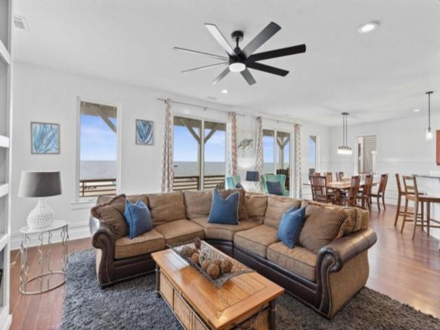 A Shore Thing 2 - OCEANFRONT and PET FRIENDLY home - see the sunrise, hear the waves, feel the breeze - large oceanfront balcony townhouse - Chambres d'hôtes Carolina Beach