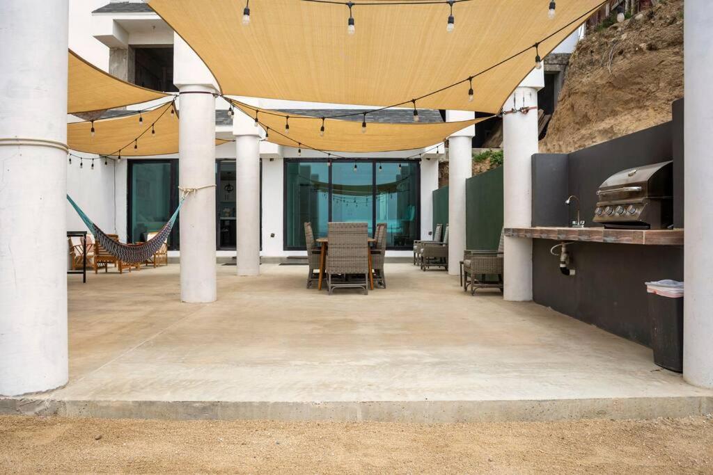 Triton's Playhouse Beachfront - B&B