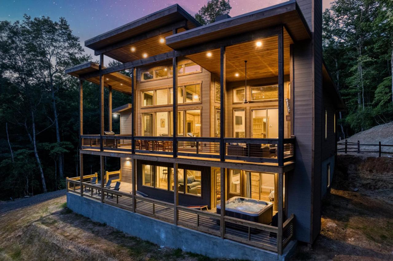 Honeysuckle Chalet - Luxe Mountain Chalet - Hot Tub, Wi-Fi, Pool Table, Party Deck, Fire Pit - 15 mins to Blue Ridge! - B&B