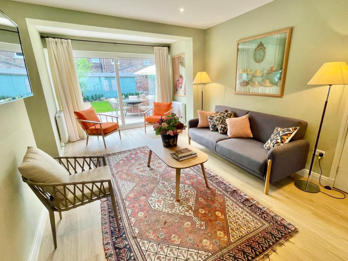 Central Townhouse with free off road parking and garden - Chambres d’hôtes York