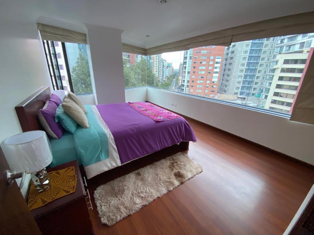 B&B Quito - Rep Salvador, Quito 2-bedroom condo with parking and Netflix - Bed and Breakfast Quito
