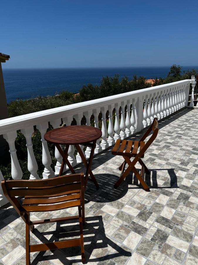 Traditional old house - Bed and Breakfast Dhërmi