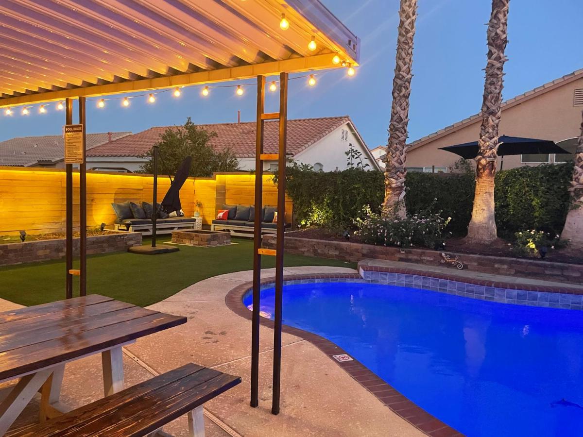 B&B Las Vegas - Gorgeous Henderson Home with Pool! - Bed and Breakfast Las Vegas