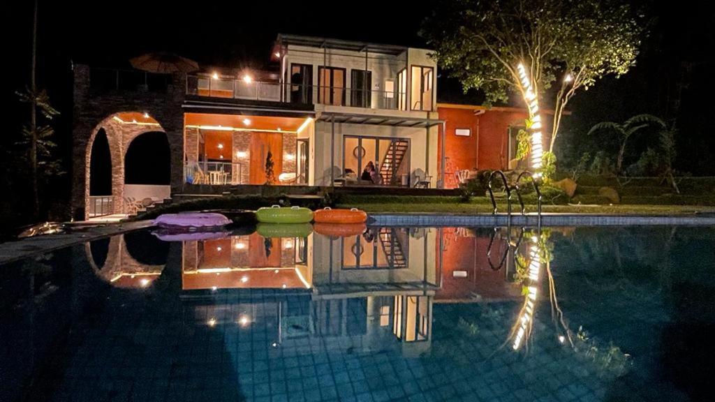 The Hideout Villa Puncak - Bed and Breakfast
