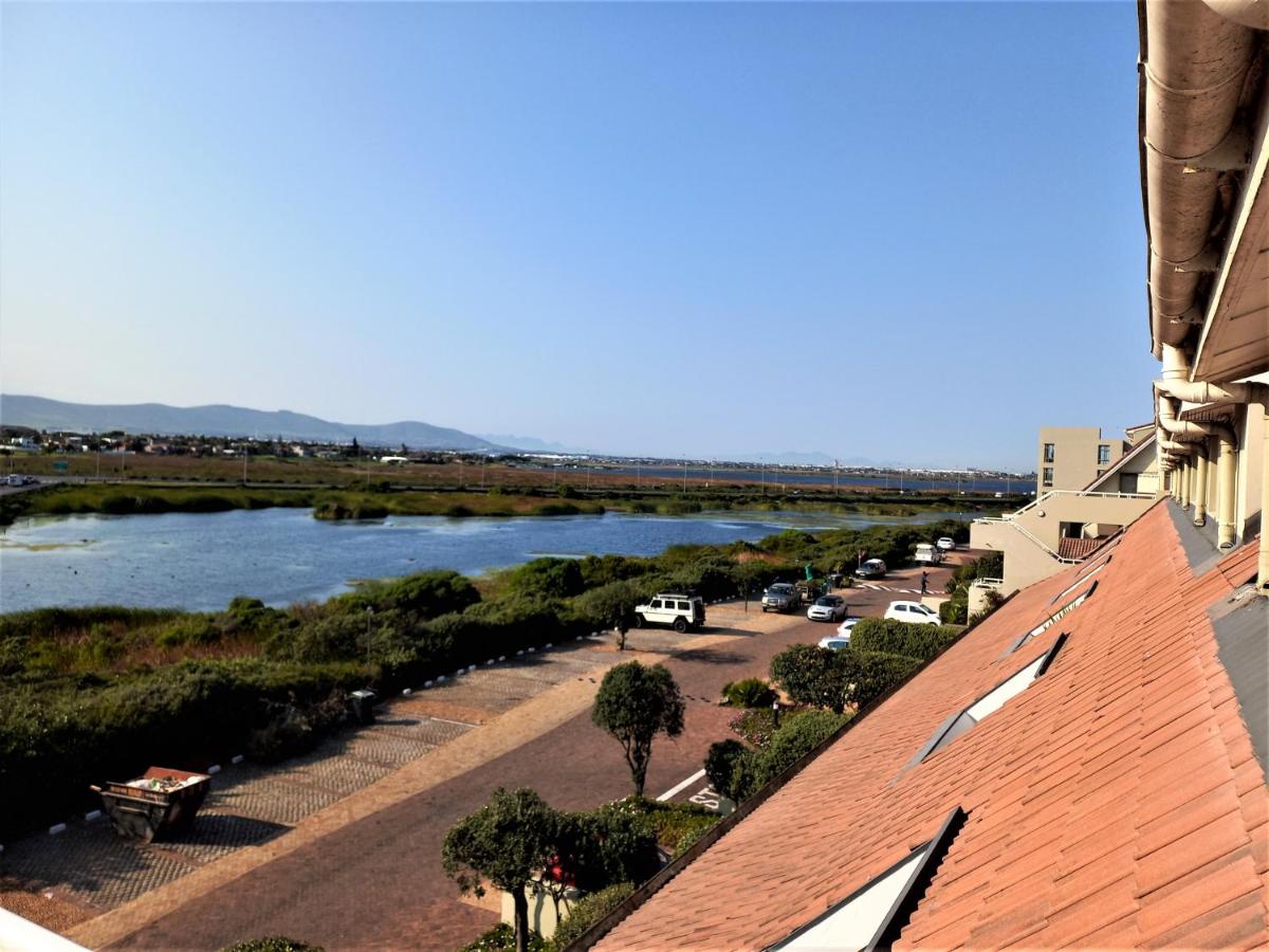 Dolphin Beach H203 Table Mountain Views - Bed and Breakfast Bloubergstrand