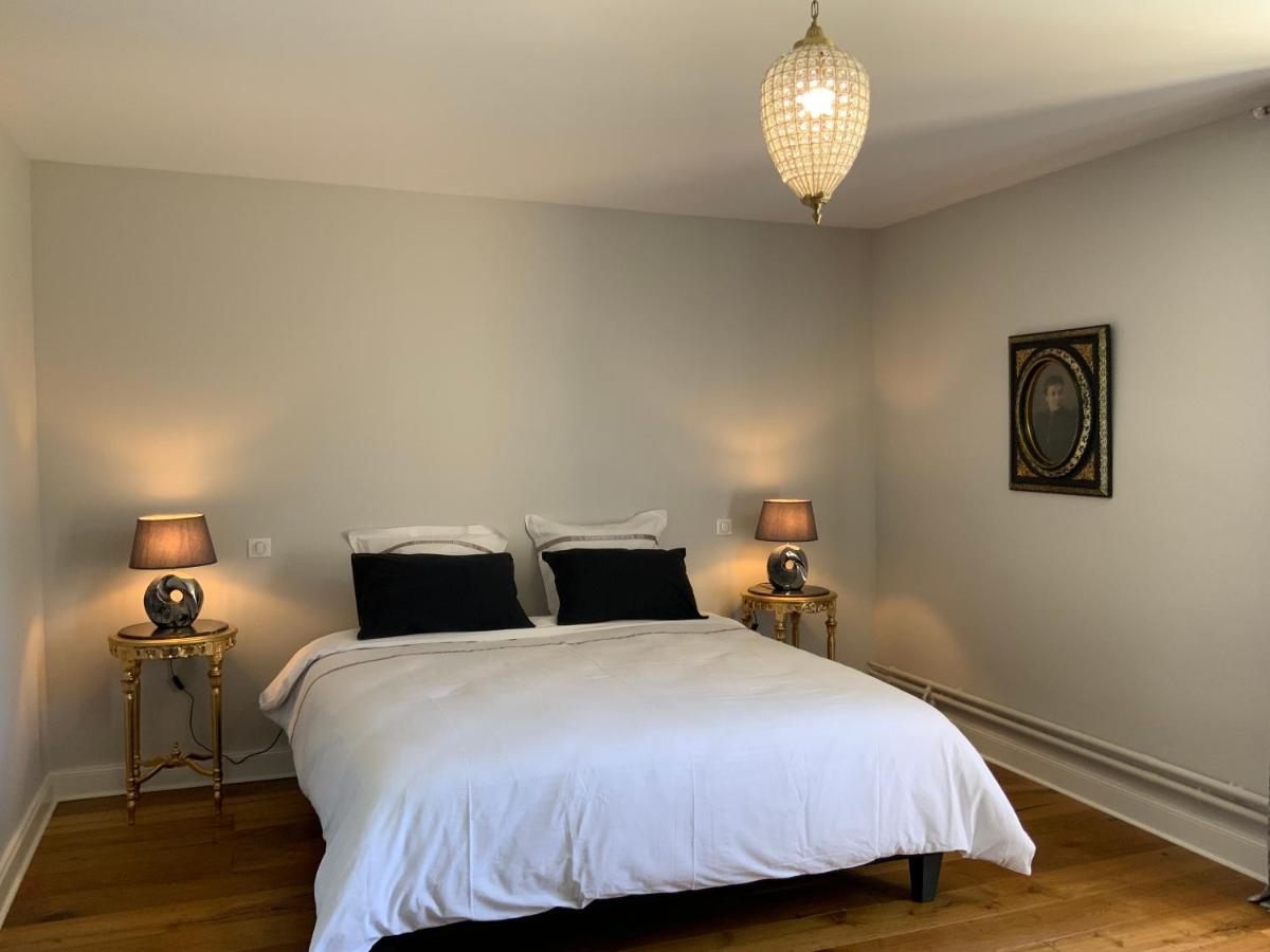 Kamer met Queensize Bed en Uitzicht op het Zwembad