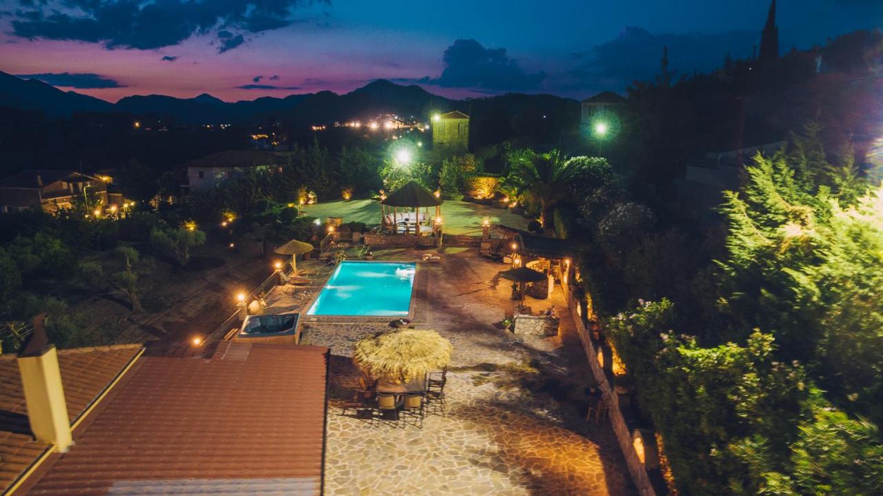 Traditional house Alexis Coco with pool and fire place - B&B