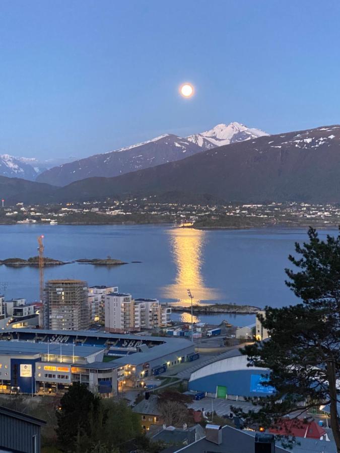 Great place with a stunning view of the mountains and the fjord - Chambres d'hôtes Ålesund