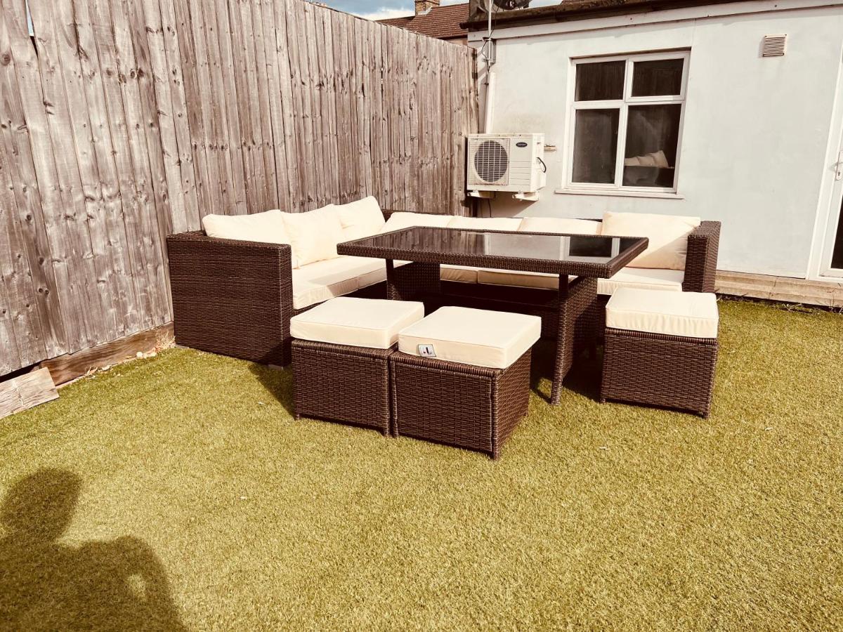 Beautiful 6 Bedroom with spacious Lounge & Rooms Free parking - Bed and Breakfast