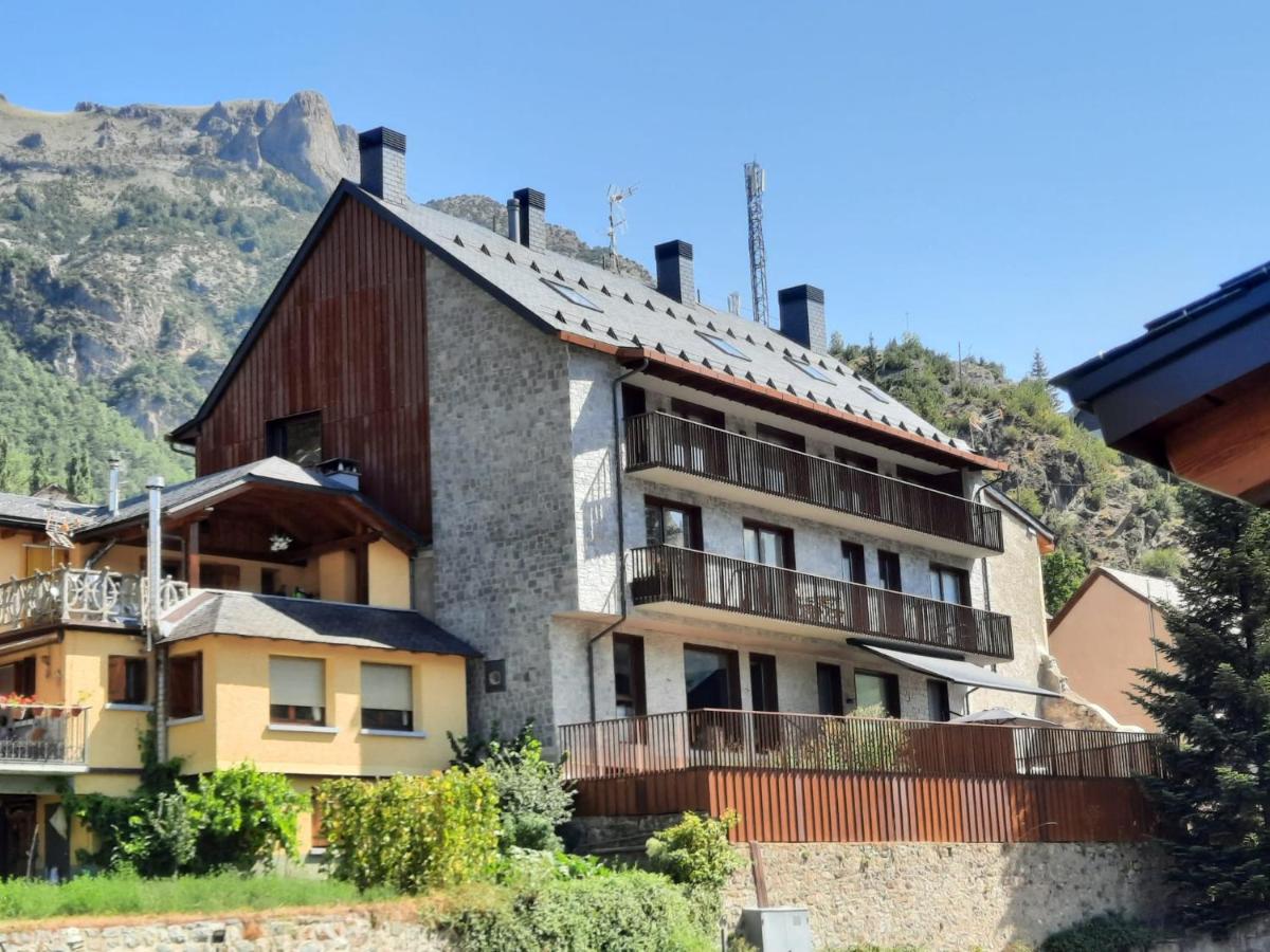 Apartment with Mountain View