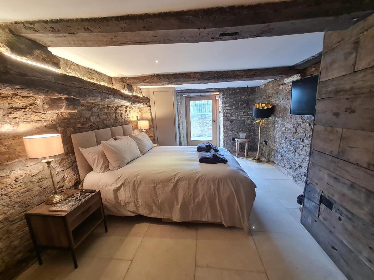 B&B Frome - The Undercoft luxury private studio at The Old Church House central Frome - Bed and Breakfast Frome