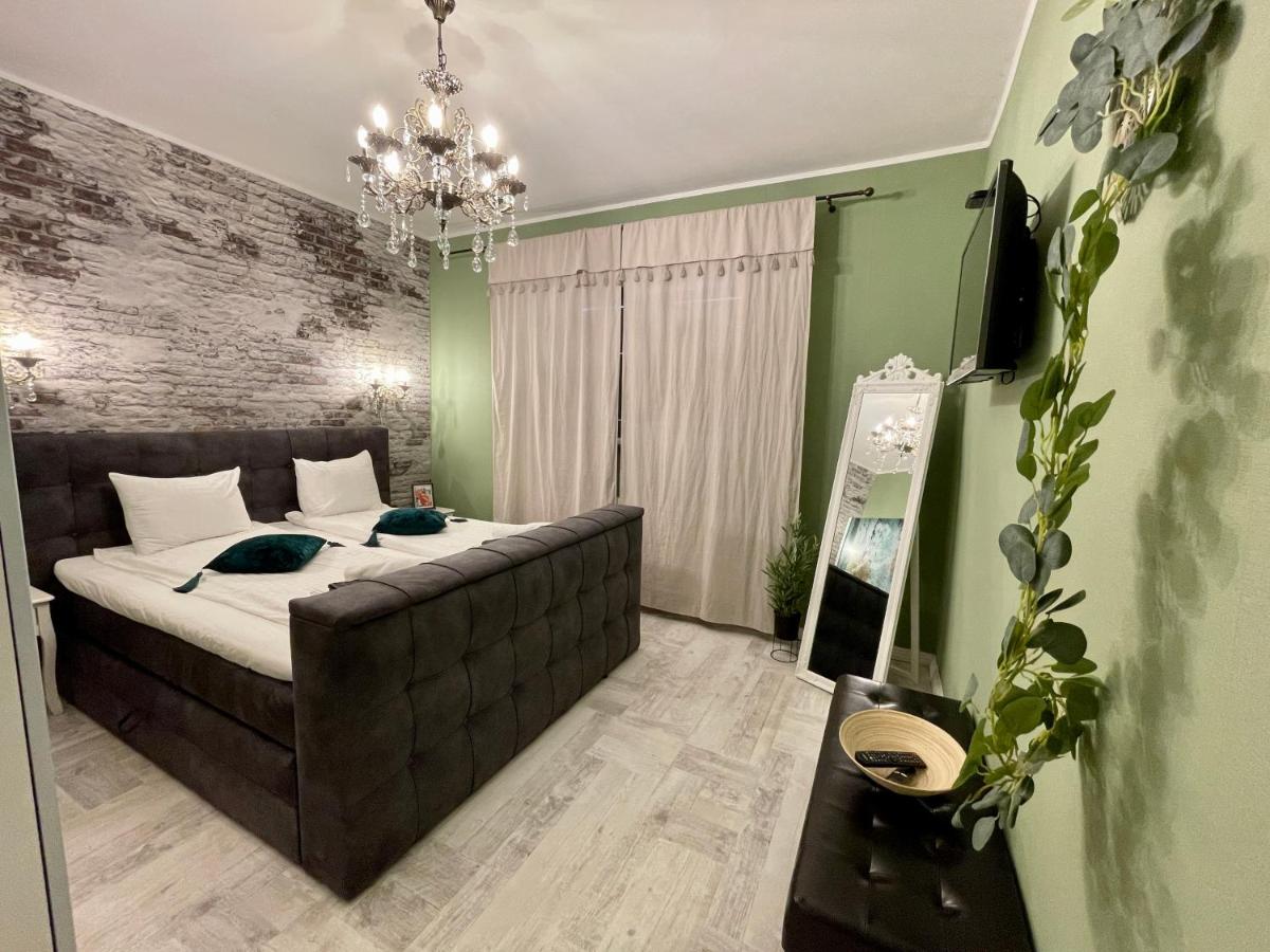 Zimmer mit Kingsize-Bett