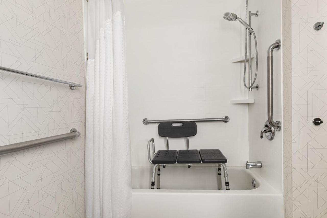 One-Bedroom Suite with Tub - Hearing Accessible