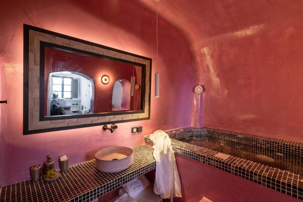 Glamour Villa Amaya mit Blick auf die Caldera und Whirlpool im Innenbereich