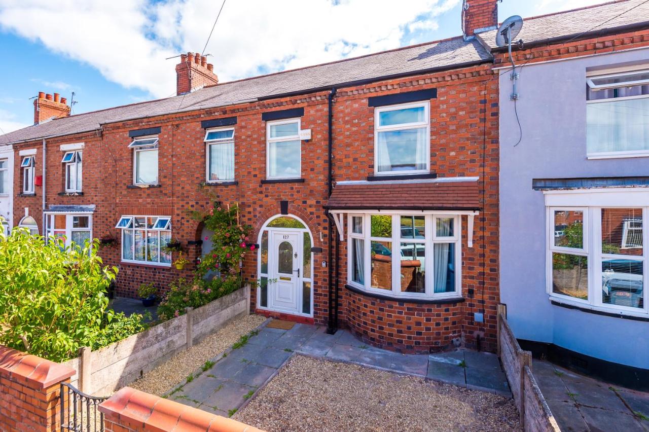 Pristine 3-bed home in Crewe by 53 Degrees Property, ideal for Business & Contractors, Great Parking - Sleeps 5 - Ferienwohnung