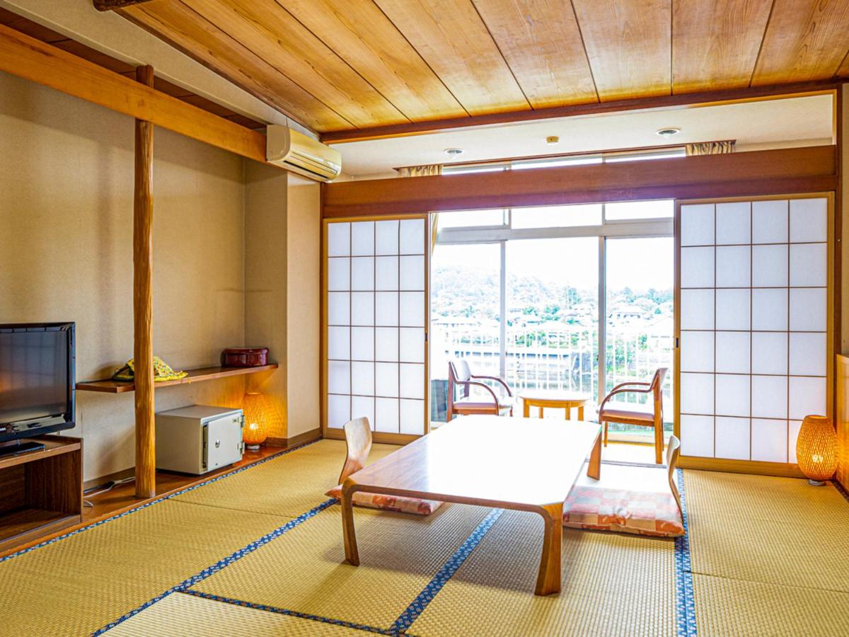 Zimmer im japanischen Stil mit Seeblick