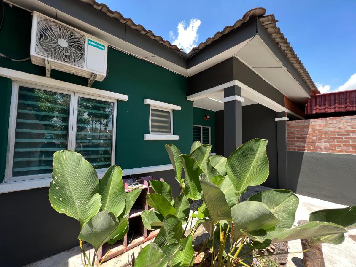 B&B Seri Iskandar - TheAtbas Homestay 18 in Seri Iskandar Perak 3 Bedroom - Bed and Breakfast Seri Iskandar