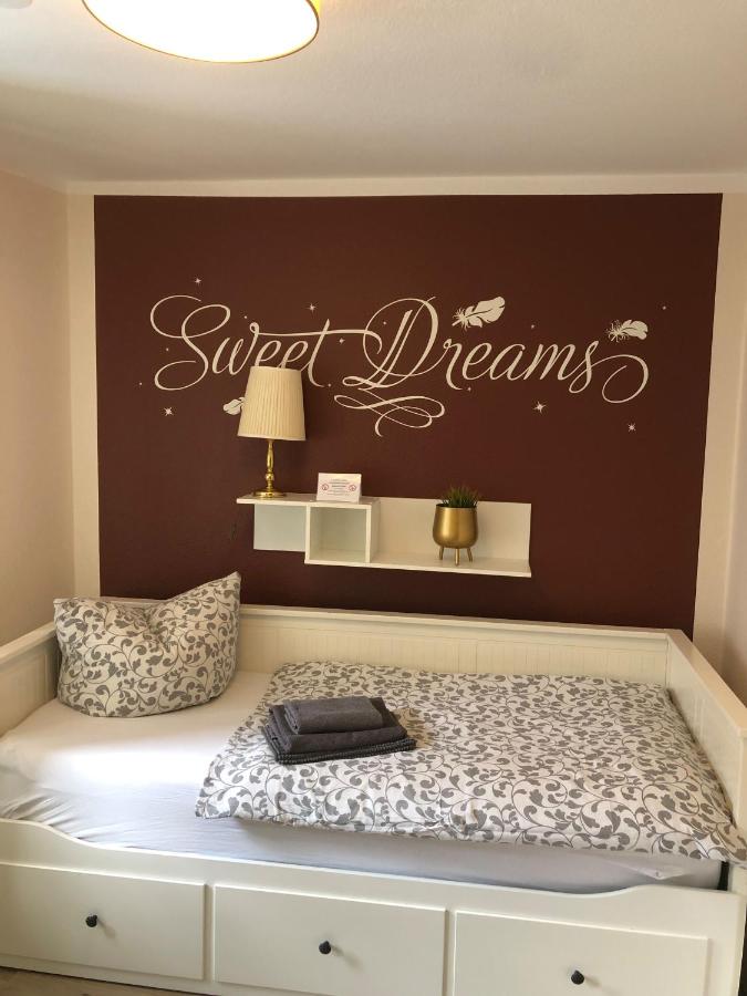 Camera Singola con Doccia e Servizi Igienici in Comune