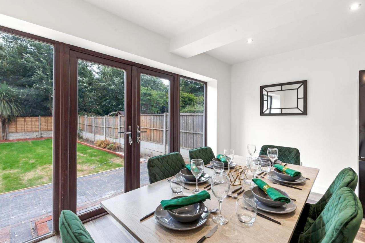 Walsall - 4 Bedroom House, Wi-Fi, Garden , Sleeps 8 - JRR Stays - Bed and Breakfast Bescot