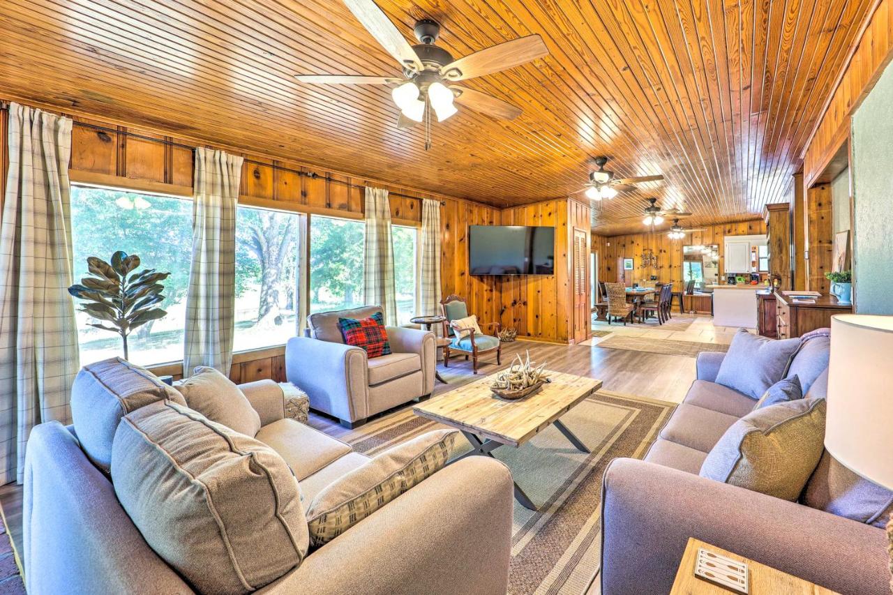Lochview Lodge Idyllic Farmhouse in Grove! - B&B