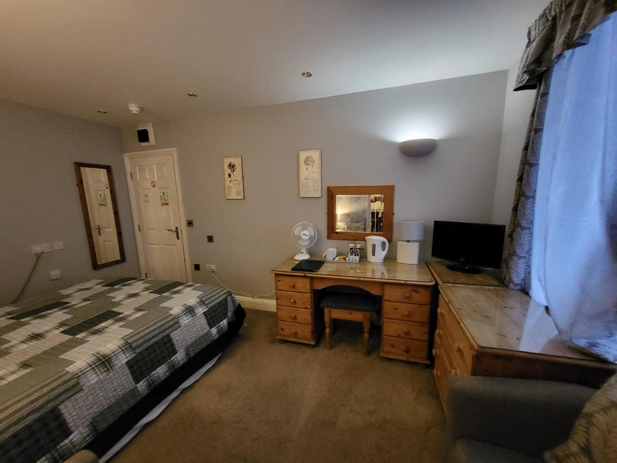Habitación con cama extragrande.