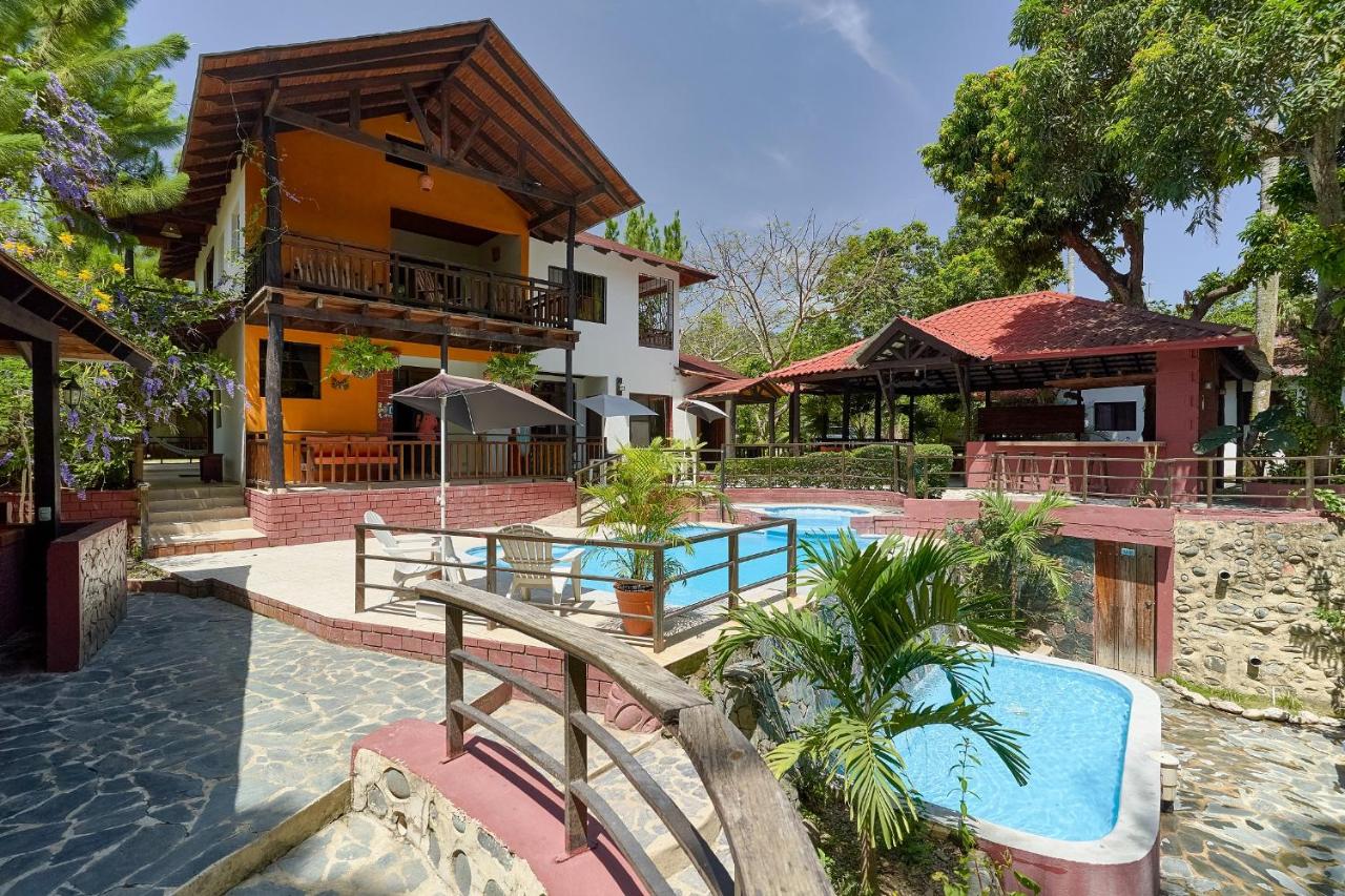 Villa Bayacanes con piscinas privadas - Chambres d’hôtes Jarabacoa