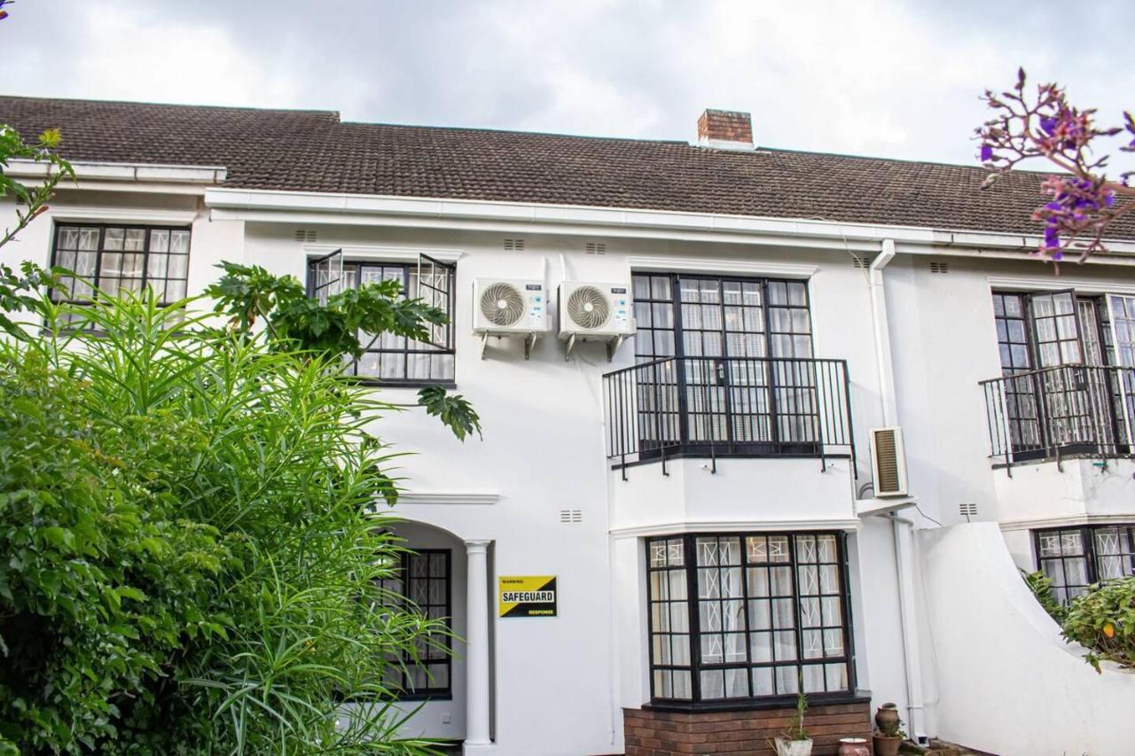 B&B Mutare - Inviting 3-Bed Apartment In The City - Bed and Breakfast Mutare