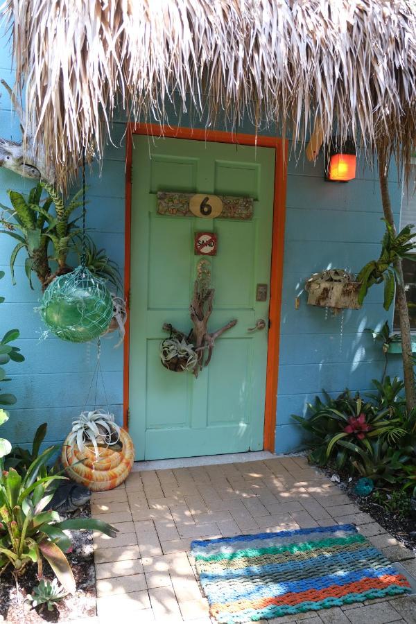 Cottage 6 - One-Bedroom with Private Tiki Hut outside Front Door